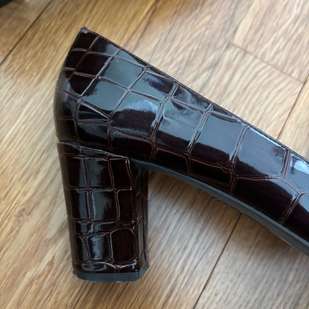 Anne Klein IFlex Dark Brown Croc-Embossed Loafer Style Pumps, Size 7.5 - Picture 10 of 15